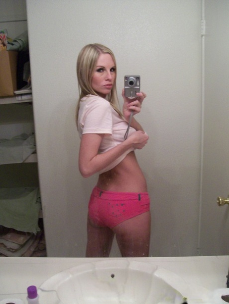 Den betagende amatørteenager Aimee tager selfies af sine store bryster og hotte fisse