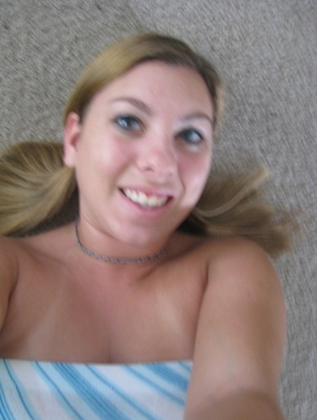 Kedelig amatørteenager Nikki Morgan går topløs og tager selfies af sine store bryster