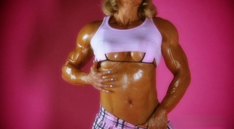 Rijpe bodybuilder Brigita Brezovac pronkt met haar grote gesmeerde spieren