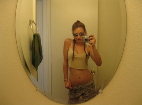 Dixie, une belle adolescente amateur, prend des selfies de son corps chaud dans le miroir.