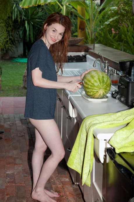 A namorada morena Emily Archer desnuda e provoca a sua cona com frutas