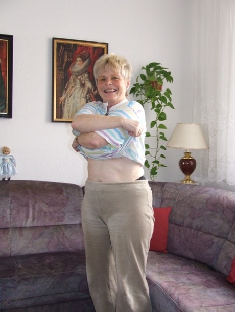 La abuelita rubia Petra se desnuda y enseña sus tetas naturales