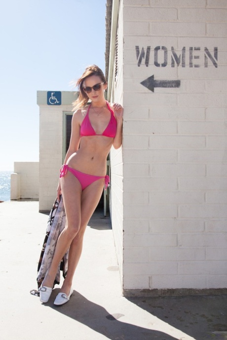 Den tynde teenager Jayden Taylors viser sin krop frem, mens hun går rundt på stranden