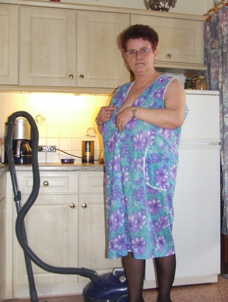 Oude oma Ingeborg toont haar dikke lichaam en steekt een vacuümpijp in haar kutje