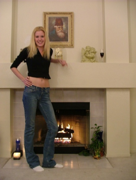 Piękny amator dziecko Justina paski i poses nagi Przy the fireplace