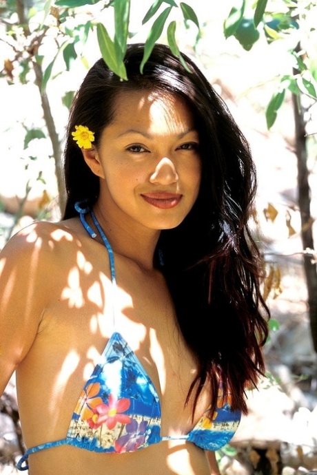Cudowny azjatycki MILF Iris Estrada rozbiera się na łonie natury i pozuje nago w wodzie