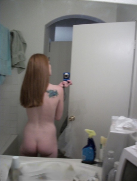 Ginger amadora Emily tira selfies do seu corpo adolescente nu ao espelho
