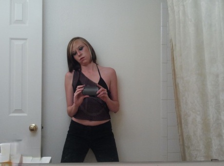 Amateur meisje Kacie Montes stript en poseert naakt in de spiegel