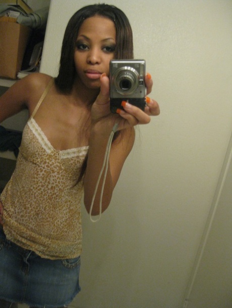 Schattige ebony Jazmine neemt selfies terwijl ze stript & over haar gepiercete kut wrijft