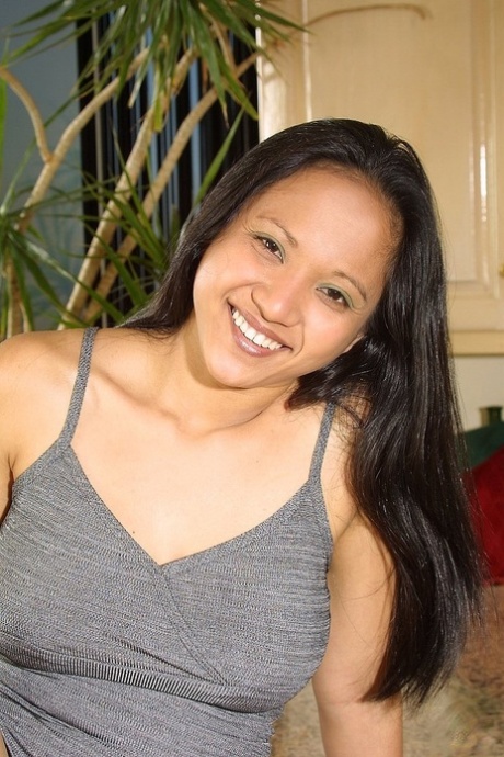 Asiatiska brunetten Loni visar upp sina fantastiska stora bröst och leker med båda sina hål