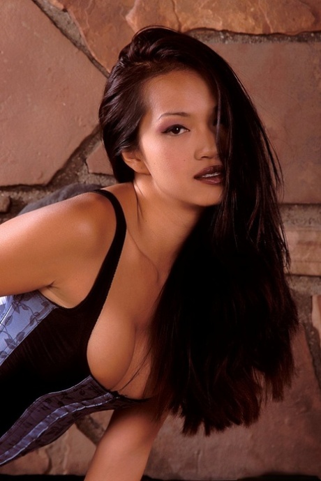 Asiatisk hottie i strømper Iris Estrada viser sine smukke bryster og leger med sig selv