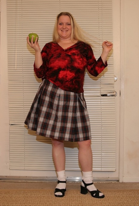 Dikke scholiere Quency Alegre trekt haar outfit uit & toont haar monsterlijke rondingen