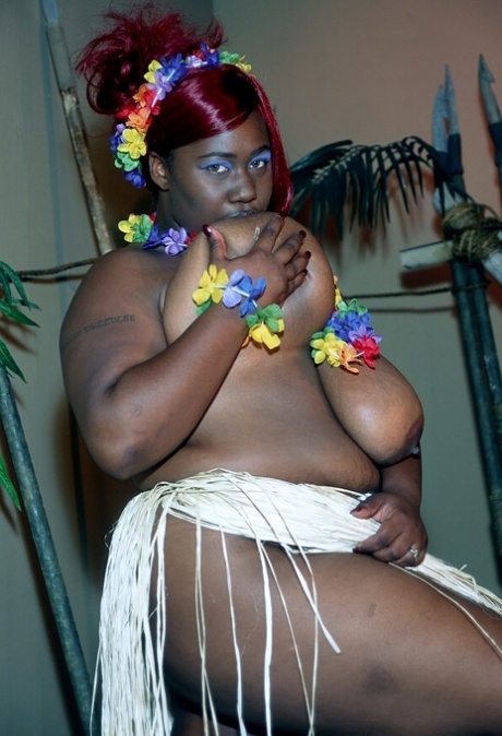 Толстая рыжеволосая негритянка Уитни Мэйс сосет свои большие сиськи перед тем, как оседлать Би-би-си