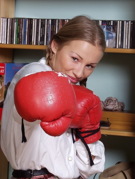 Schülerin Trixie Mildert Streifen und spreizt ihre Muschi während eines Boxtrainings