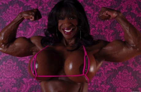 Ebony bodybuilder Yvette Bova visar upp sina stora bröst i en tunn bikini