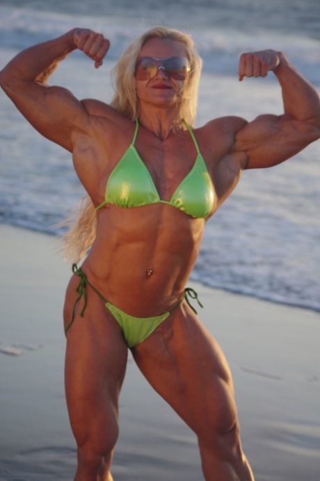 Hete Euro bodybuilder Brigita Brezovac toont haar sexy spieren in bikini