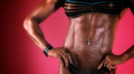 Ebony bodybuilder Alexis Ellis visar upp sin muskulösa kropp i bikini
