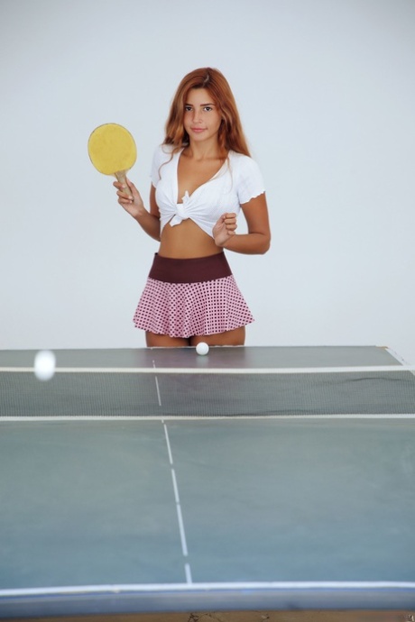 Hot Teen Agatha Vega schält & spreizt ihre köstliche Pussy auf einem Ping-Pong-Tisch