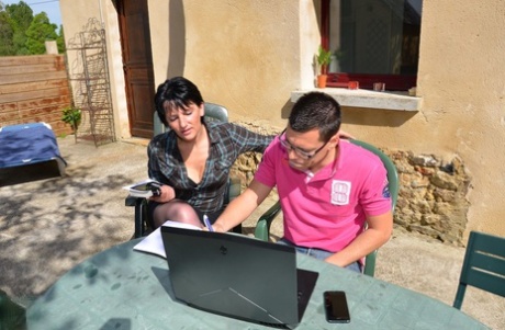 La nympho Lucie Luke se fait enculer par un jeune informaticien en plein air.