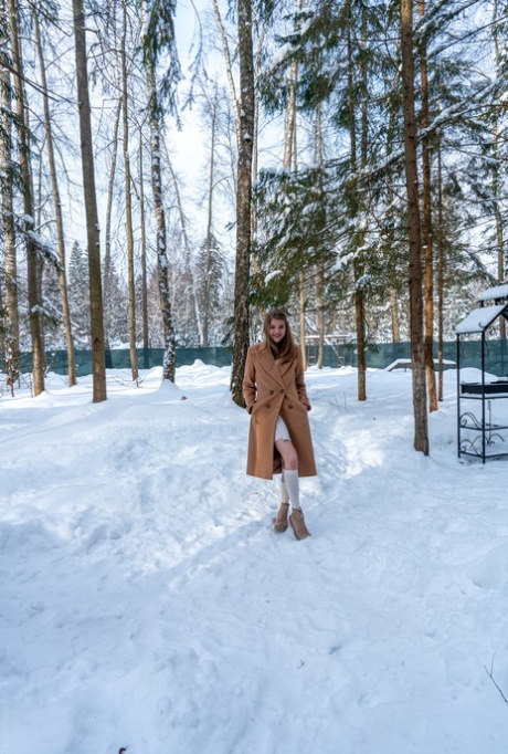 De legesyge russiske hotties Amanda Clarke & Isadora viser deres kusser i sneen