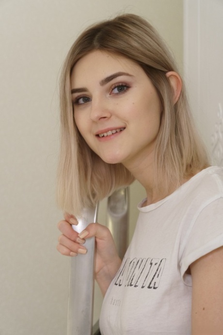 Den blonde teenager Eva Elfie viser sin store røv og leger med sin rabbit-vibrator