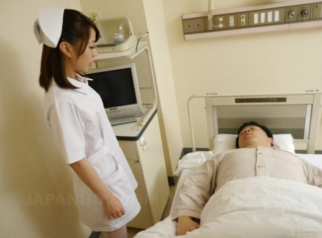 La dulce enfermera asiática Reina Wamatsu hace una fabulosa mamada a su paciente