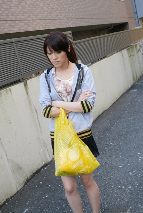 Japanische Cutie Sara Yurikawa gibt ihrem perversen Nachbarn einen heißen Blowjob