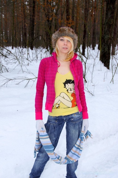 Blonďatá teenagerka Monica R se svlékla do naha na sněhu, aby ukázala své drobné tělo