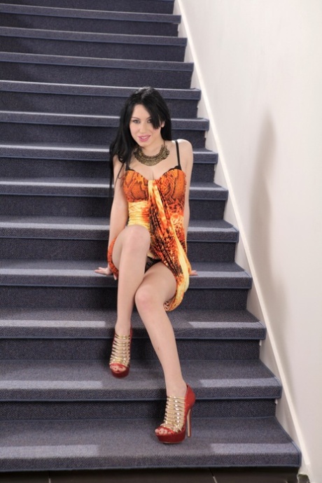 Den sexy italienske baben Luna Ora trener fitta med et spekulum på trappen.