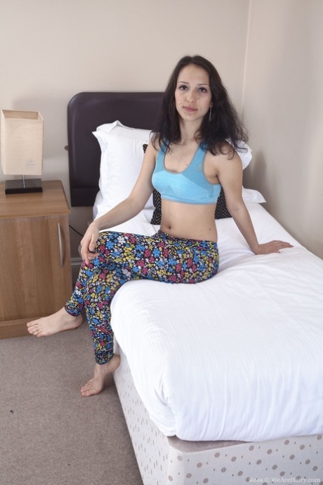 Amateur cutie Rosa stripping haar pants & spreiden haar harige kut