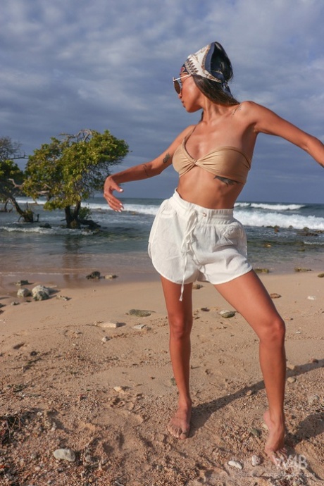 A doce adolescente Camila Luna revela as suas fantásticas mamas e o seu belo rabo na praia