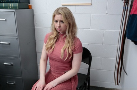 Kort blonde shoplifter Sunny Lane bliver taget i Varetægt og kneppet