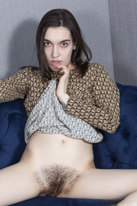 A americana Milena Juice tira selfies das suas virilhas peludas e despe-se