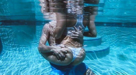 MILF med stora bröst Alexis Monroe får sin fitta fylld under vattnet