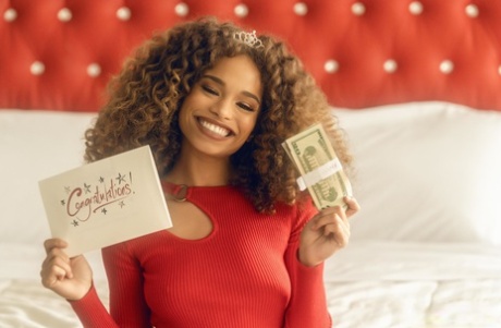 Cecilia Lion, gagnante du concours de beauté Ébène, montre sa culotte sexy en dentelle