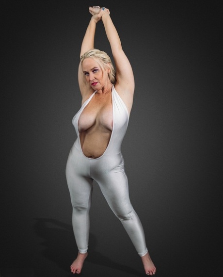 Rondborstige Amerikaanse vette Dee Siren poseert in haar sexy eendelige outfit