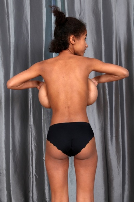 Ebony Addisson visar upp sina enorma bröst och pressar dem i underkläder