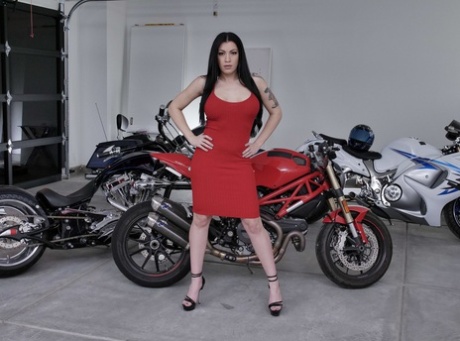 Sexede latina Cassandra Cain bliver tilfredsstillet oralt og kneppet af en flot biker