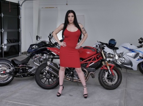 Sexy Latina Cassandra Cain wird von einem gutaussehenden Biker oral befriedigt und gefickt