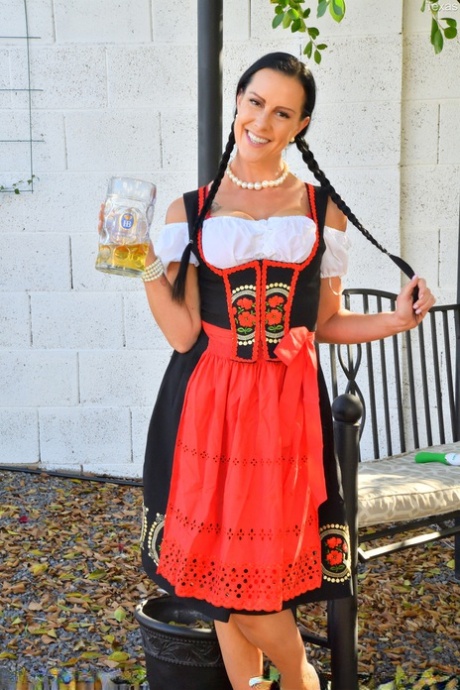 Sexig tysk MILF Texas Patty klär av sig & visar sina stora bröst & röv offentligt