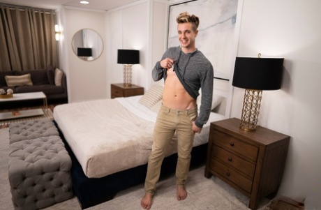 Bruine kerel Garrett neukt gay blonde Nikolai