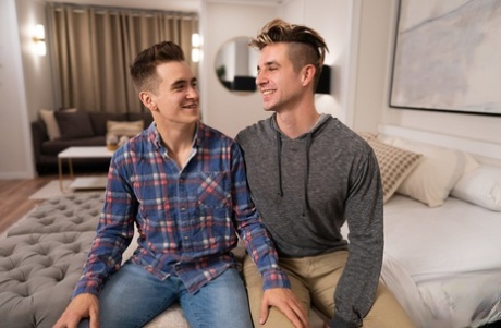 Bruine kerel Garrett neukt gay blonde Nikolai