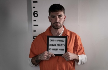 Le condamné Adrian Hart se fait désosser par son agent de probation Chris Damned.