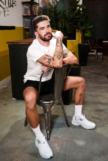 Gay barista Joey Mills får sin röv förstörd av tatuerad modell Chris Damned