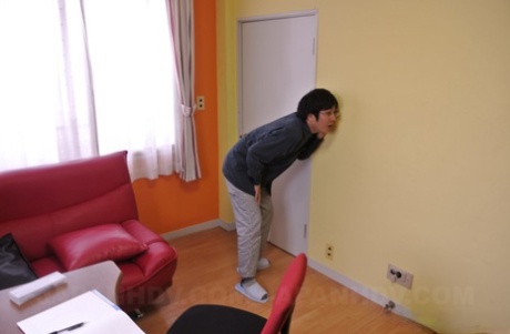 Napalona azjatycka gospodyni domowa Yui Ayana uwodzi kujonowatego syna sąsiada