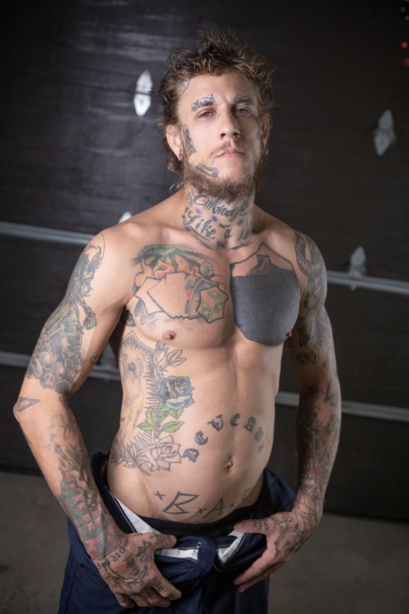 Tatuato gay meccanico Bo Sinn scopa il suo cliente Skyy Knox nel culo