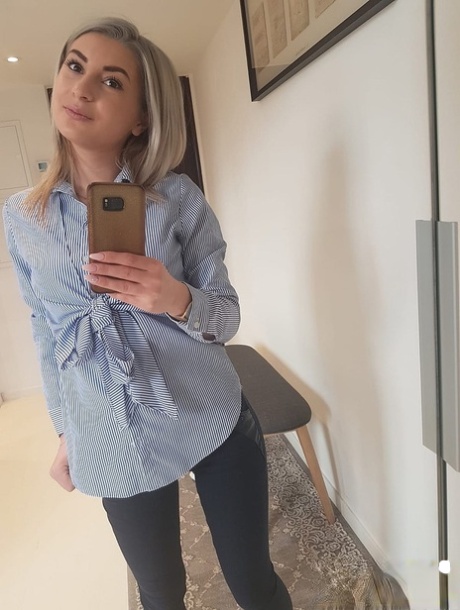 Amatérská blondýna Ari Fox odhaluje svá malá prsa a pózuje před kamerou