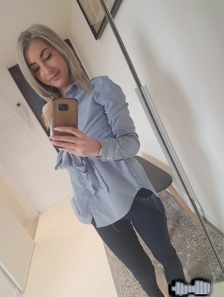 业余金发女郎阿里-福克斯（Ari Fox）露出小巧的胸部，在镜头前摆出各种姿势