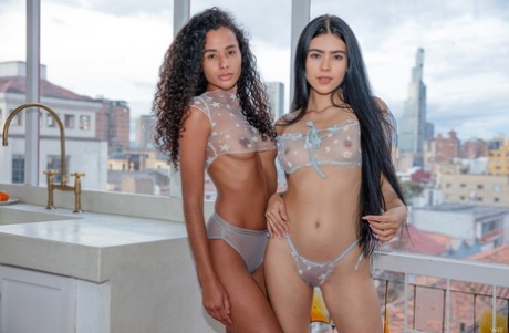 Wunderschöne Latina-Teens Mia Nix & Paolina ziehen sich aus und zeigen ihre heißen Kurven