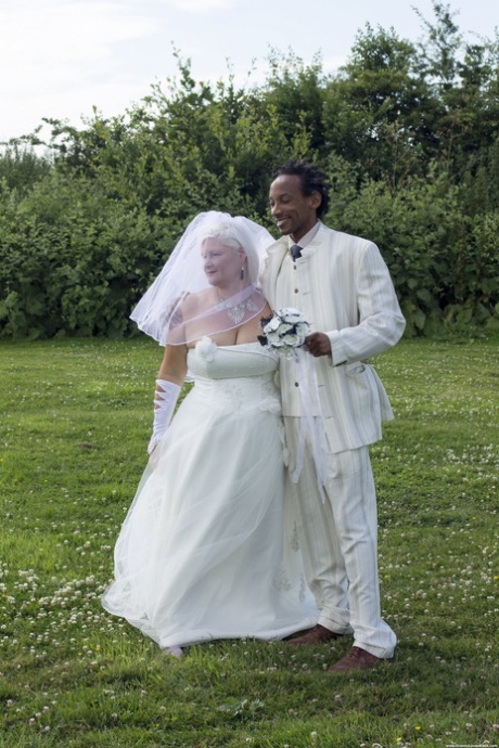 Zralá nevěsta Lacey Starrová se po svatebním obřadu vykašle na svého černošského ženicha